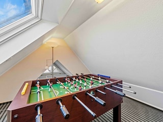 Aufenthaltsraum mit Kicker im Dachgeschoss