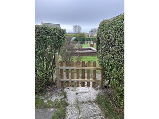 Gartentörchen zum kleinen Spielplatz