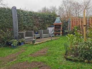 tuin met rotan stoelen