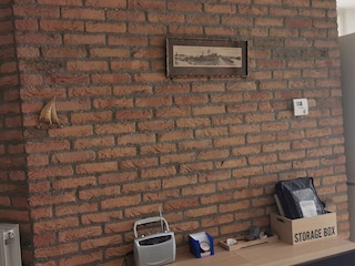 binnemuur met kast voorspeelgoed. etc