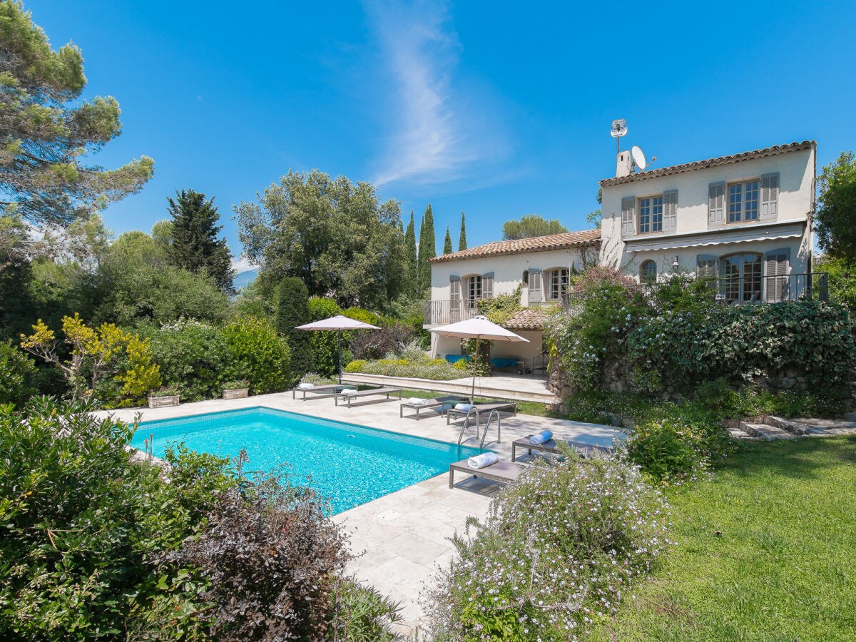 Blick auf Garten, Villa und Pool