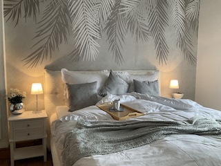 Schlafzimmer 1 , Rollladen, TV, höhenverst. Schrebtisch