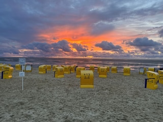 Sonnenuntergang im Strandkorb