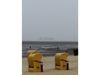 Ebbe mit Containerschiff