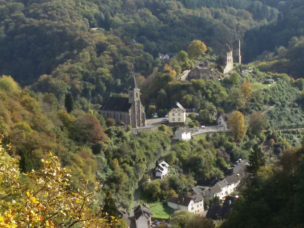 Wanderweg Iserbachschleife - Blick auf Isenburg