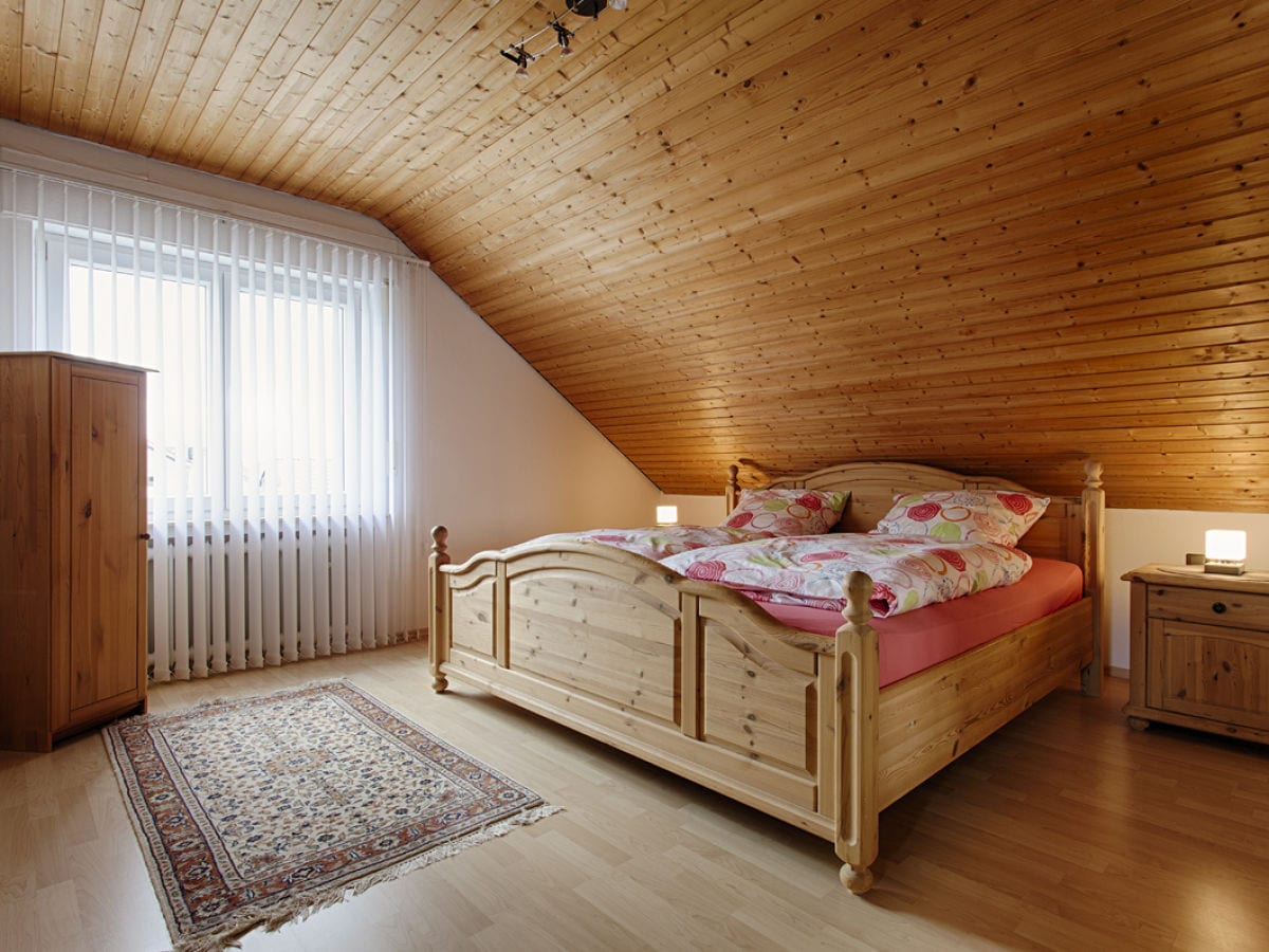 Schlafzimmer mit Doppelbett