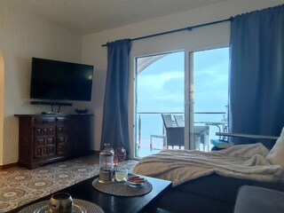 Wohnzimmer mit Blick auf die Terrasse