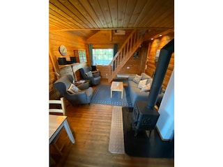 Wohnzimmer mit Zugang zum Obergeschoss