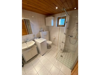 Badezimmer mit Zugang zur Sauna