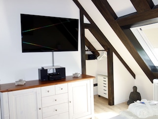 Schlafzimmer mit großen LCD-TV