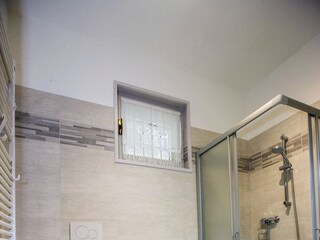 Freundliches Badezimmer mit Dusche, Bidet und Fenster