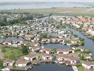 Marinapark Aquaronde - Bungalows mit Boossteg am Garten