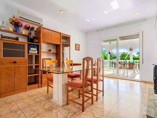 Wohnzimmer  mit direkten ausgang zur Terrasse