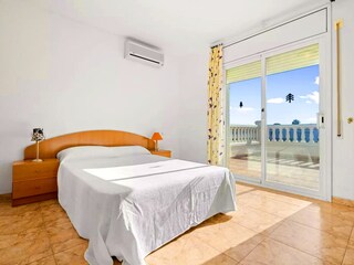 SZ oben mit Klima und Terrasse mit Meer blick