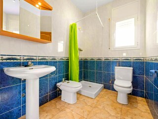 Bad unten  mit Dusche ????