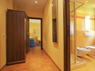 Freundliches Bad mit Dusche, Bidet und Fenster