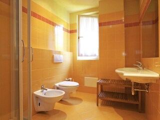 Freundliches Bad mit Dusche, Bidet und Fenster