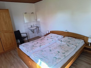 Doppelzimmer mit Waschplatz