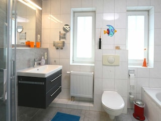 Badezimmer mit Badewanne und Dusche