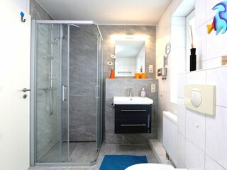 Badezimmer mit ebenerdiger Dusche