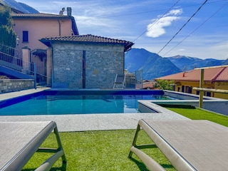 Gemeinschaftspool mit Liegefläche