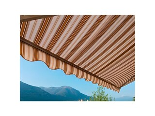 Ca. 12 m² großer Sonnenbalkon mit Markise und fantastischer Sicht auf den See und das gegenüberli...