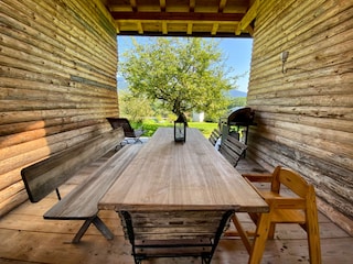 Die überdachte Terrasse im großen Garten