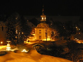 Ortszentrum mit Kirche zu Weihnachten