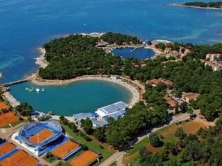 Stela Masris Strand und zahlreiche Tennis Plaetze