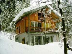Ferienhaus immerso in un idilliaco bosco sul lago di Faak