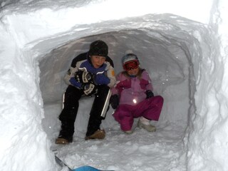 Höhlenbau im Tiefschnee