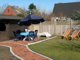 Garten mit Sitzgelegenheit