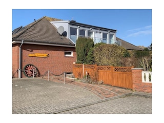 Blick vom Parkplatz auf das Haus