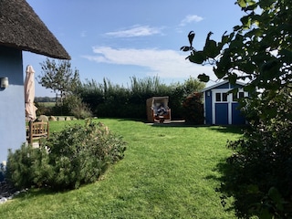 Impressionen im Garten - erholen im Strandkorb