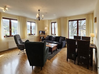 Wohnzimmer mit Essplatz & Küchenzeile