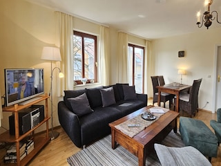 Wohnzimmer mit Schlafcouch & Flat-TV