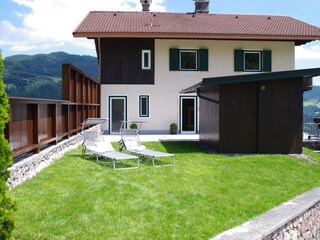 the large relaxing garden with the sauna