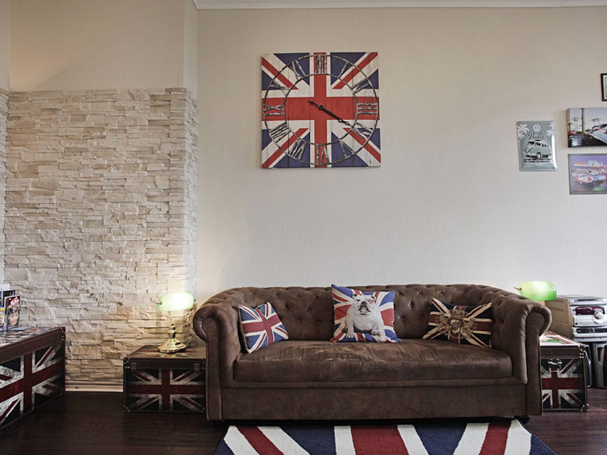 wohnzimmer chesterfield: TV, Kamin, BluRay-Player + Filme Chesterfield-Couch Chesterfield-Couch wohnzimmer chesterfield: TV, Kamin, BluRay-Player + Filme Chesterfield-Couch Chesterfield-Couch