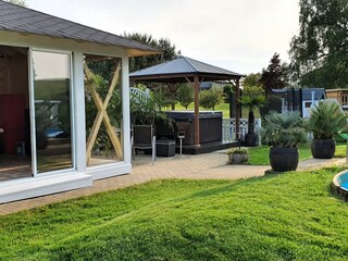Außenanlage 2025 mit neuem überdachten Pavillon