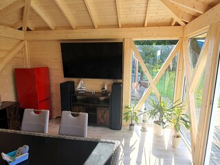 Außenanlage 2025 mit neuem überdachten Pavillon