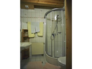 Helles Bad mit Dusche u WC
