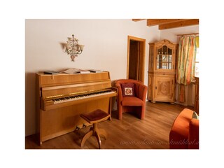 Wohnzimmer mit Klavier