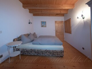 Schlafzimmer m.Tür z. Bad u. WC