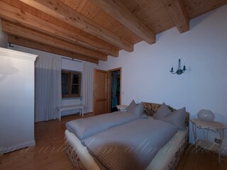 Schlafzimmer m. Tür z. Wohnz.