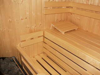 Sauna und Schwalldusche im EG