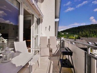 Fewo SkywalkBlick**** - Balkon mit Grill & Liegestühlen