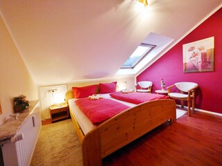 Fewo SkywalkBlick**** - Schlafzimmer mit Sitzgruppe