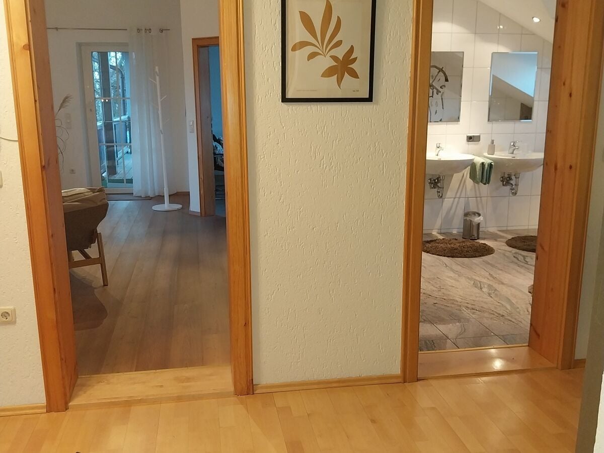 Diele mit Blick auf Wohnzimmer und Bad