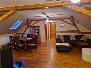 Wohnbereich mit Esstisch und Sofa