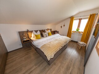 Schlafzimmer mit Boxspringbett